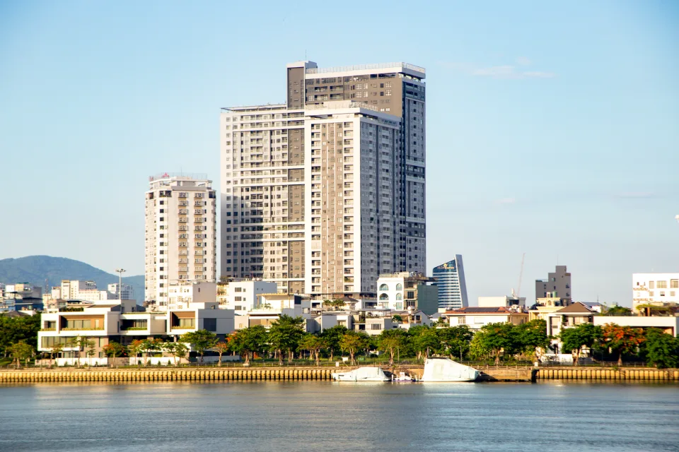 Nhà phố sau khi sơn sửa — sạch sẽ, sáng sủa — sau